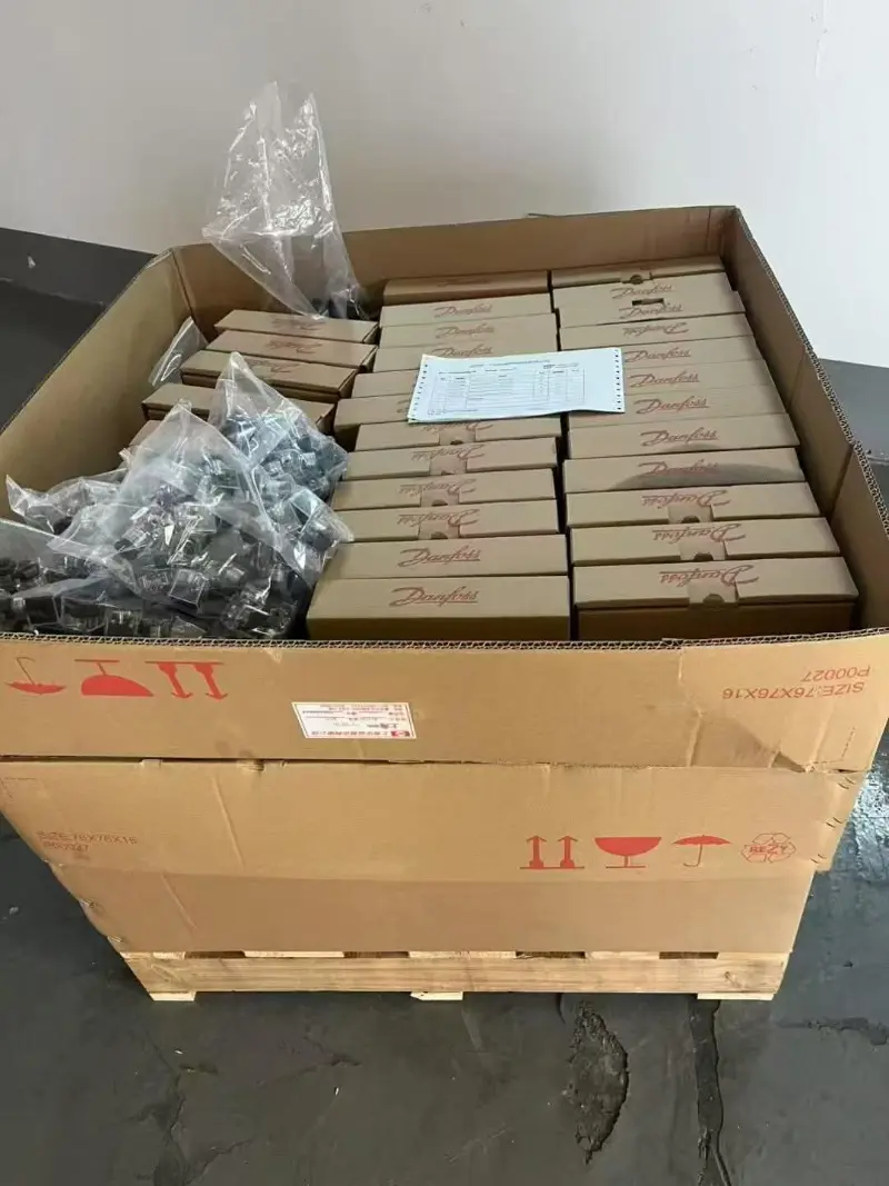 Lenze EVS9332-ES Packaging